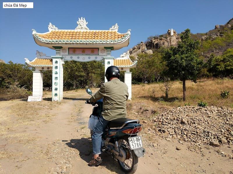 chùa Đá Mẹp